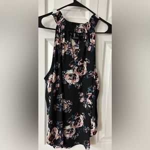 Peak a boo key hole shirt